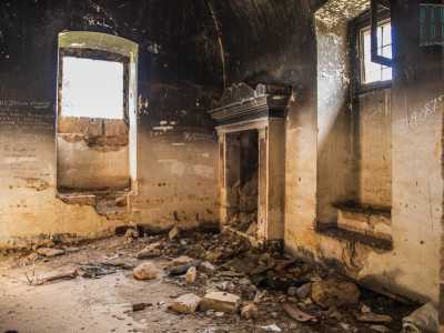 La casa era spaziosa e nelle sue stanze trovavano posto quadri, libri antichi e perfino un pianoforte e un caminetto
